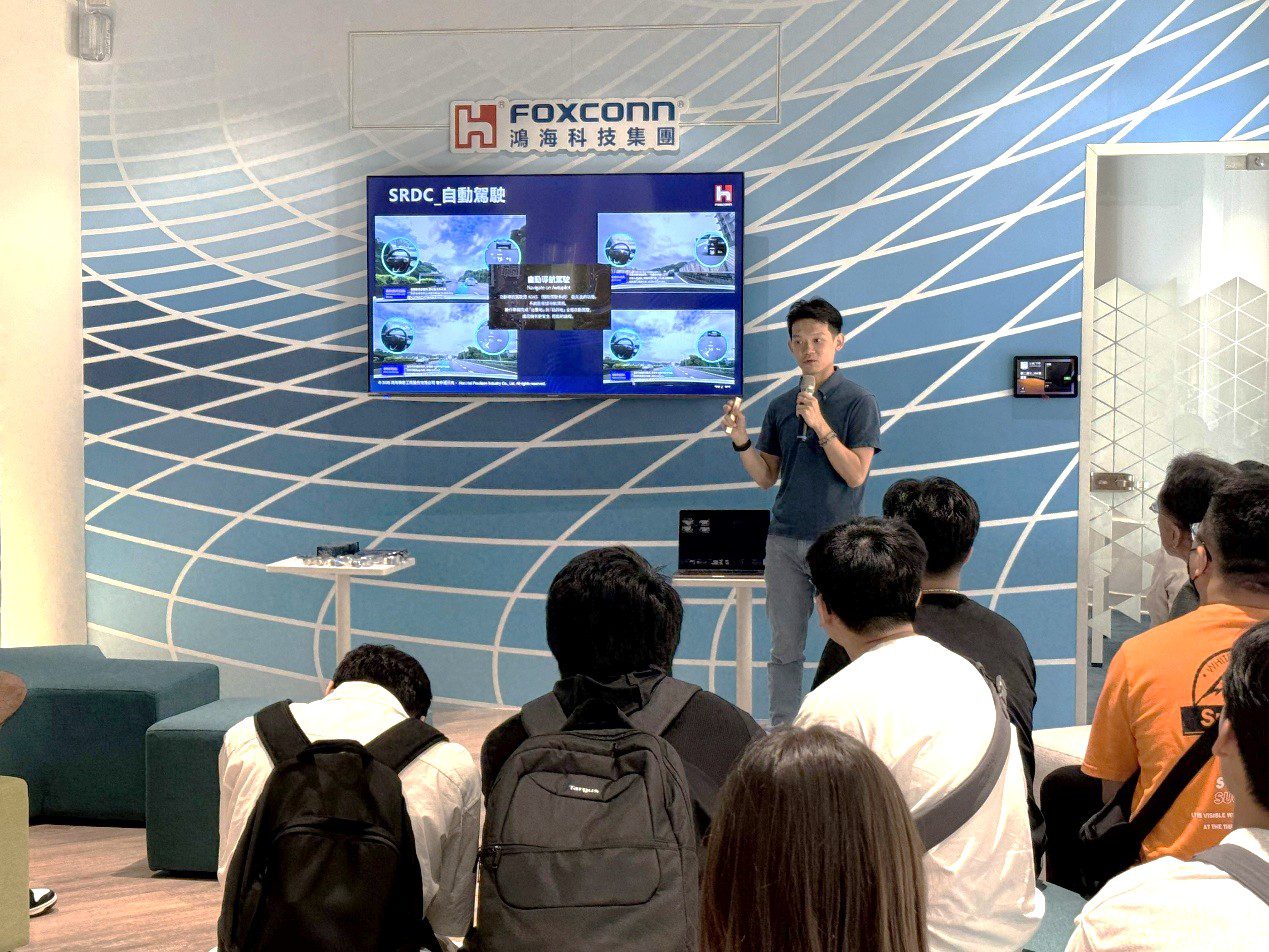 高雄青年走進鴻海研發基地直擊產業新趨勢 擘劃AI、智慧城市的未來