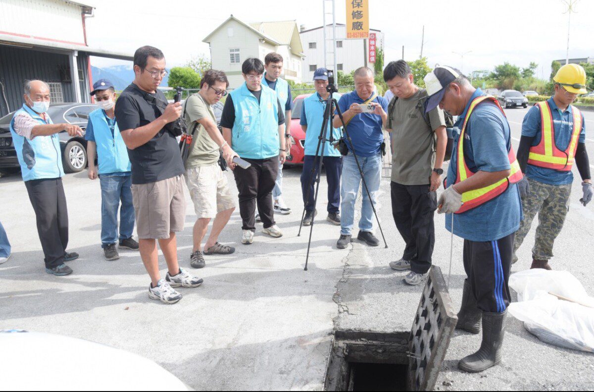 因應颱風來襲花蓮市公所防汛整備執行預防性清溝