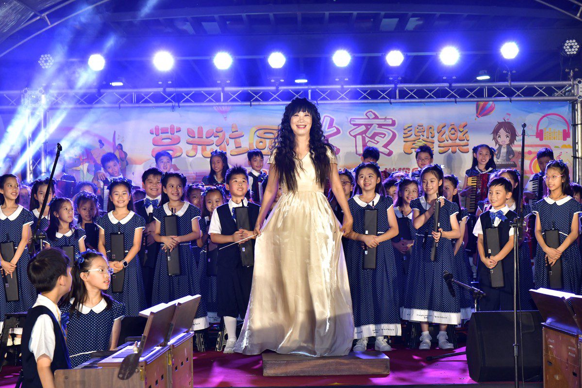 新北板橋莒光國小「秋夜饗樂」音樂會 藍色星星燈海點亮夜空！