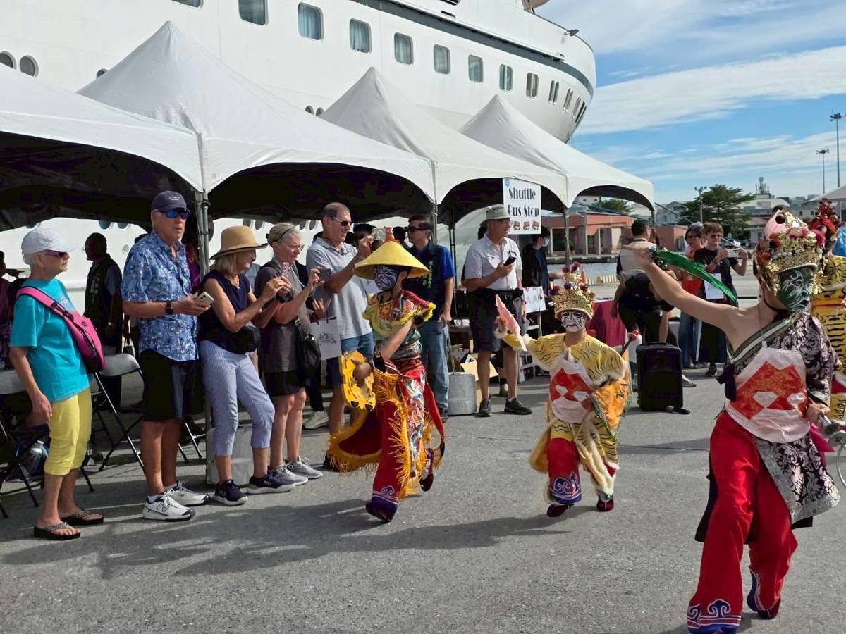 爭取國際郵輪奧德賽號首度靠泊安平港   黃偉哲親迎歐美高端旅客並贈貼心小禮