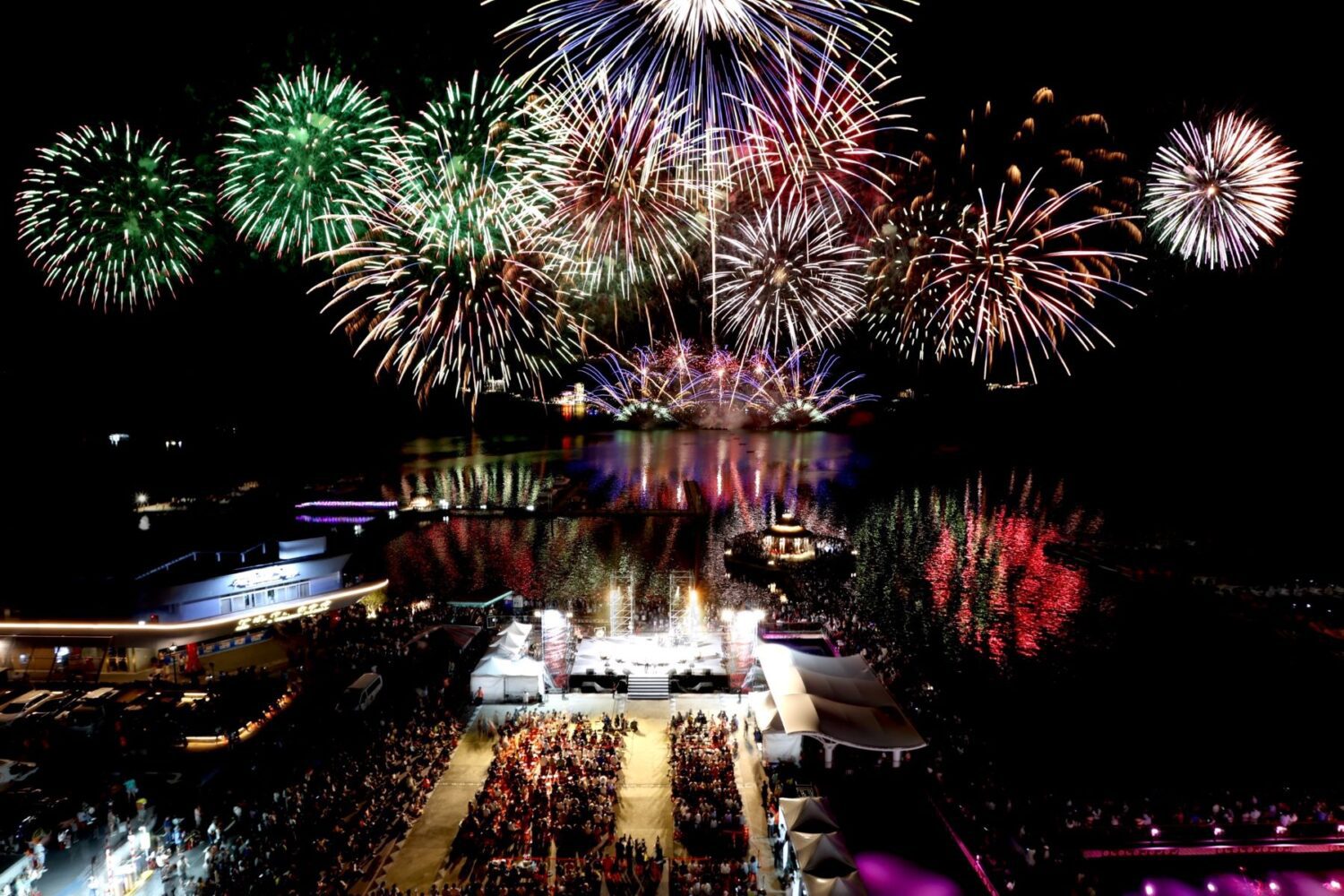 日月潭花火音樂會首場 破紀錄16吋水中爆破煙火