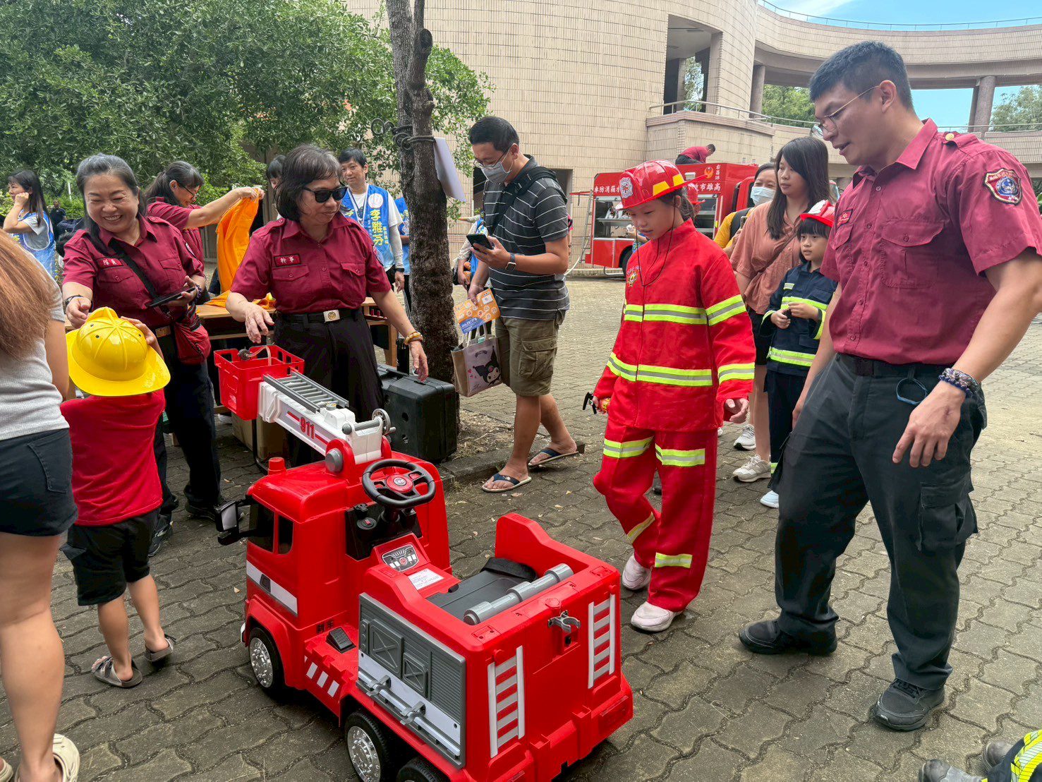 議員李雅芬促成高市消防警察局合辦體驗營  百名學童化身小小警消