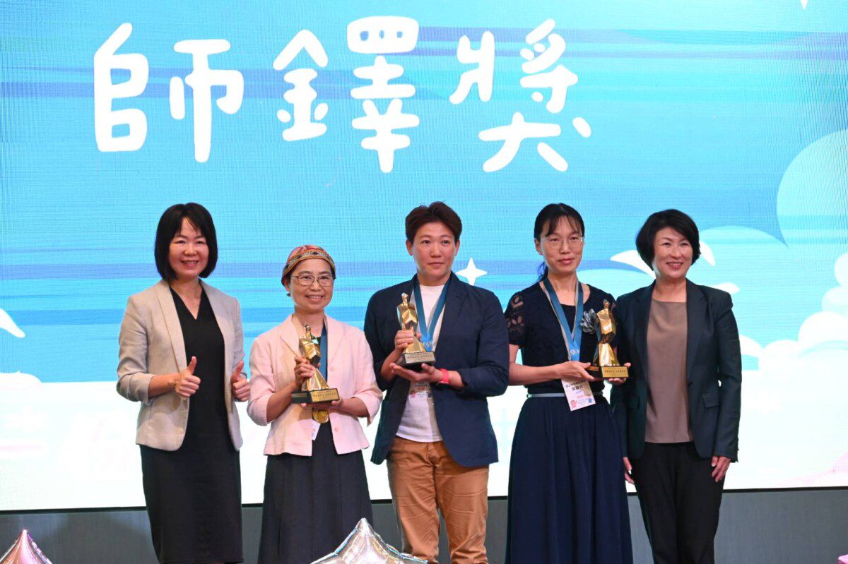 臺東縣教師節表揚 師鐸獎三響砲 績優教師齊聚一堂向教育奉獻者致上最高敬意 臺東縣教師節表揚 師鐸獎三響砲 績優教師齊聚一堂向教育奉獻者致上最高敬意