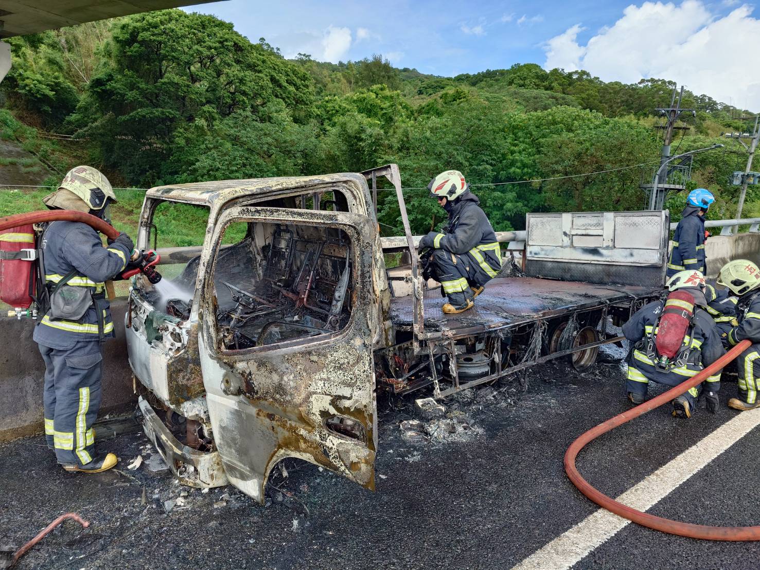 國1五楊高架小貨車「突變火球」整輛燒剩骨架