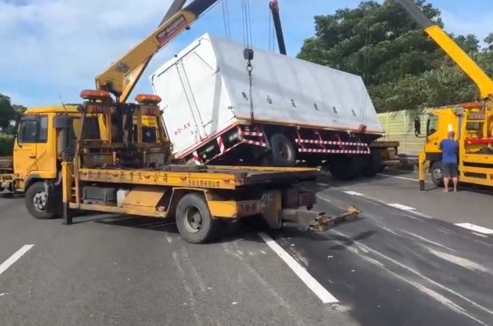 聯結車「子車脫鉤」躺路中！國3大溪路段上班時間塞爆