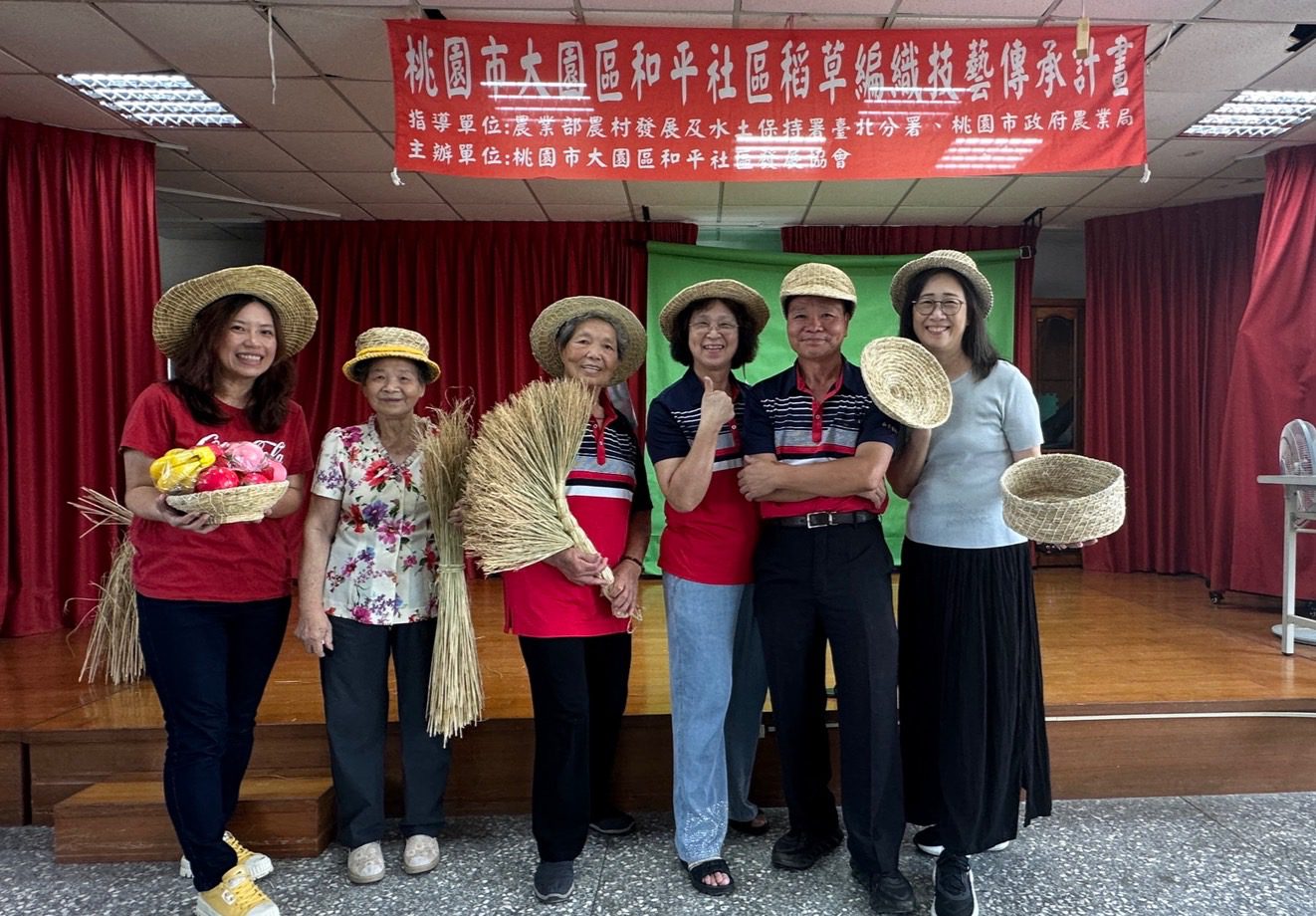 從扎手變巧手！和平社區學員分享稻草編織學習成果 帽子、茶具超吸睛