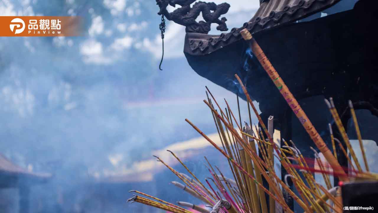 鬼門關普度嗨搶供品!上萬餅乾水果「26秒全掃光」 鬼門關普度嗨搶供品!上萬餅乾水果「26秒全掃光」