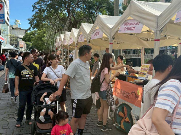 「竹風好市集」首週甜蜜落幕　 吸引逾萬人湧入護城河畔