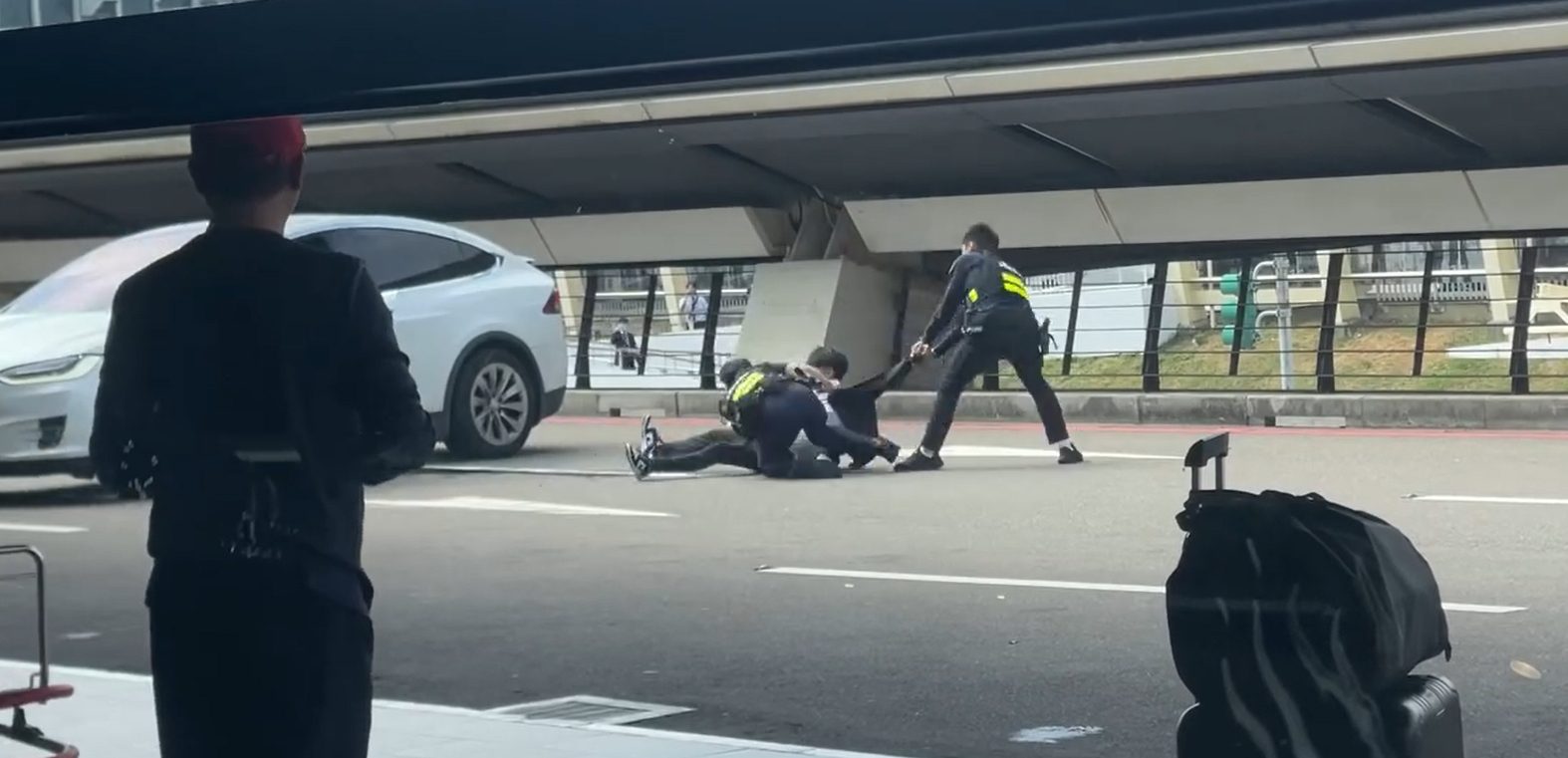 桃機白牌車拒檢衝撞航警 交通局揭裁罰標準