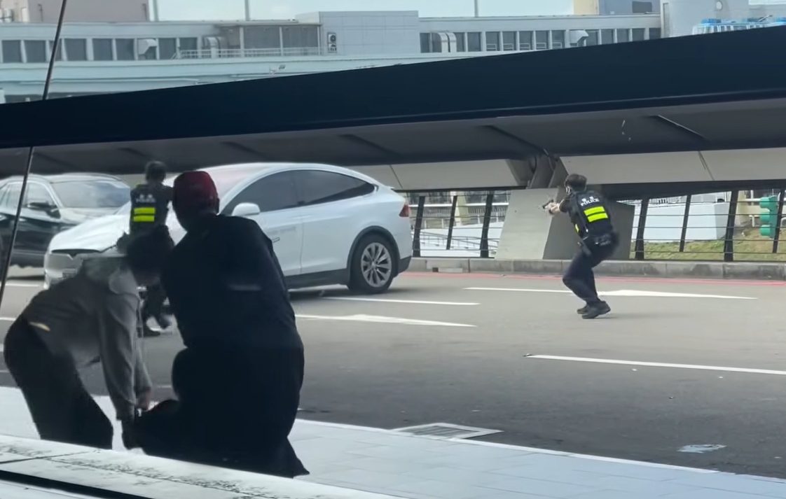 【有片】桃園機場違規計程車拒檢衝撞 警開8槍制止