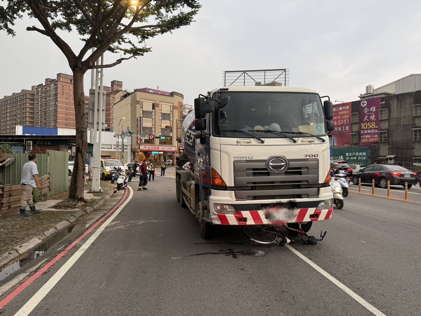 【有片】桃園死亡車禍！大貨車右轉撞上腳踏車 騎士傷重不治