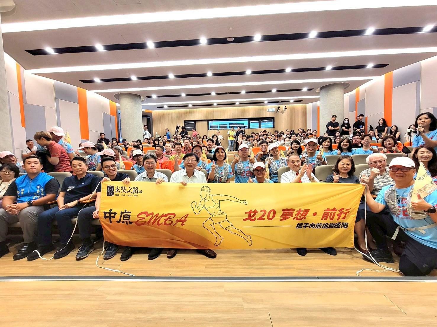 121公里極限賽程！中原大學首闖戈壁挑戰賽 誓師授旗展現教育新格局