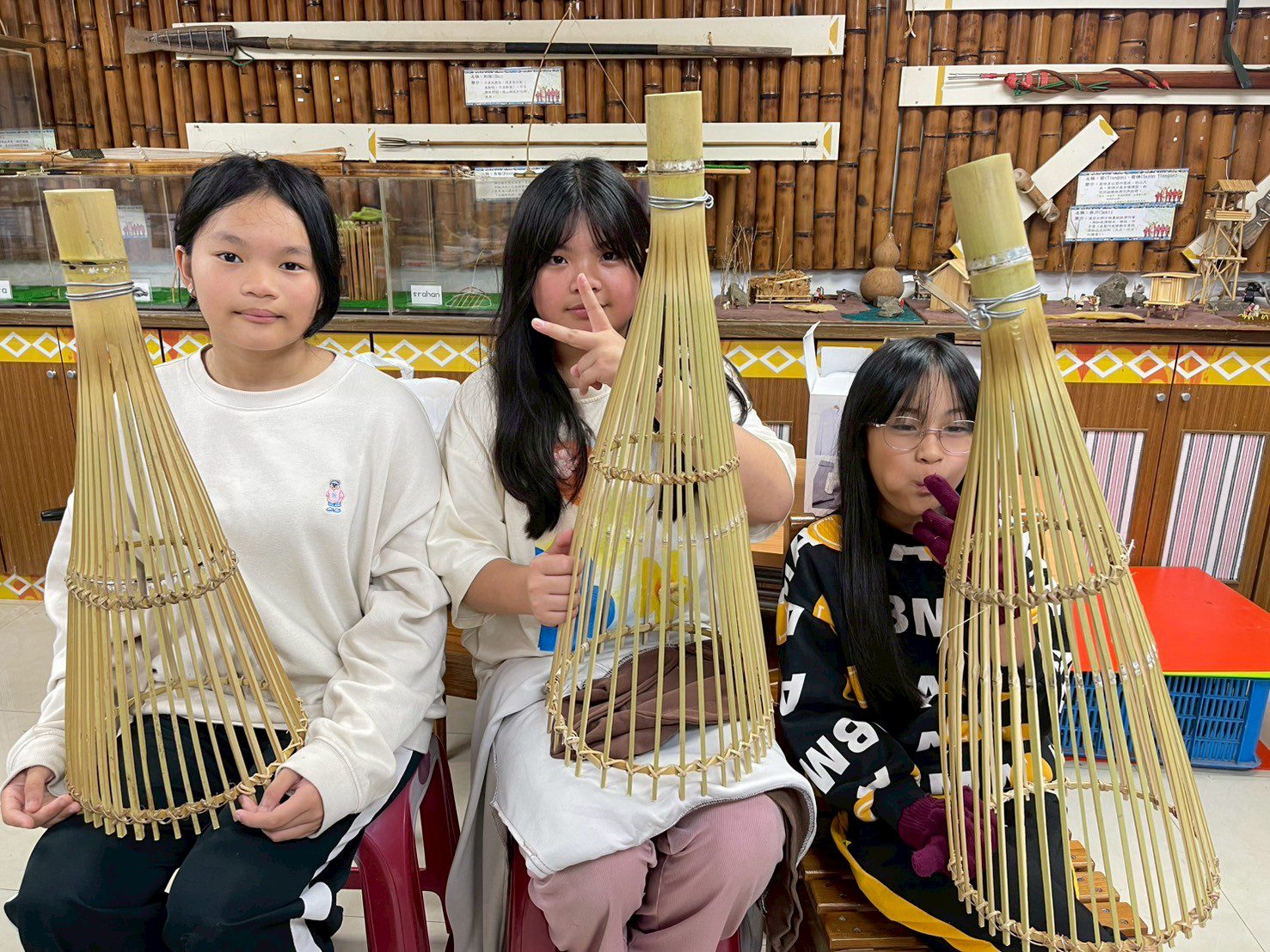 在地特色融入校園課程！學童體驗柿染、泰雅編織 培養文化認同