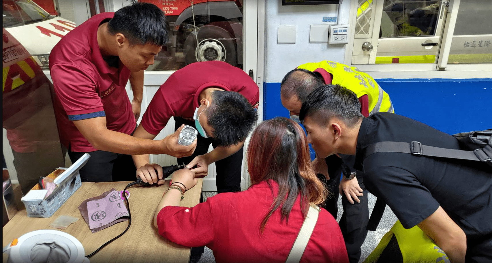 桃園婦銀戒指卡住拔不掉！龍岡消防分隊出動器材剪斷