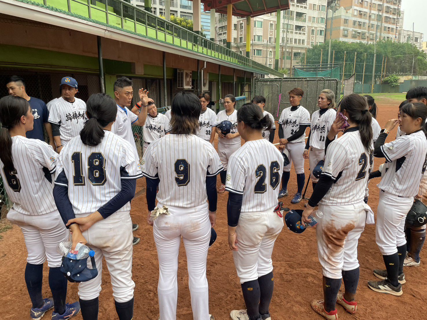 頂新和德力挺女子棒球　接棒未來女棒寫下七連霸傳奇