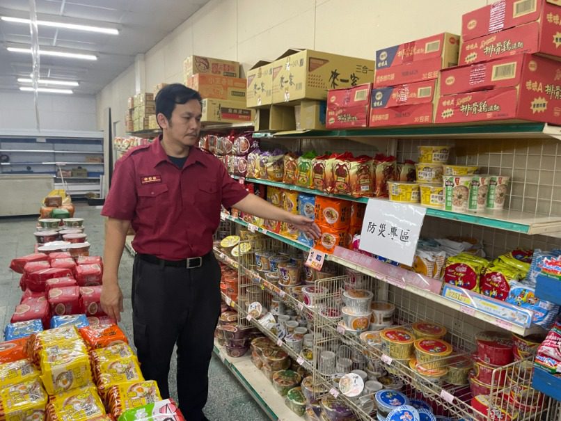 六龜消防隊協同賣場設置「防災專區」便利民眾整備