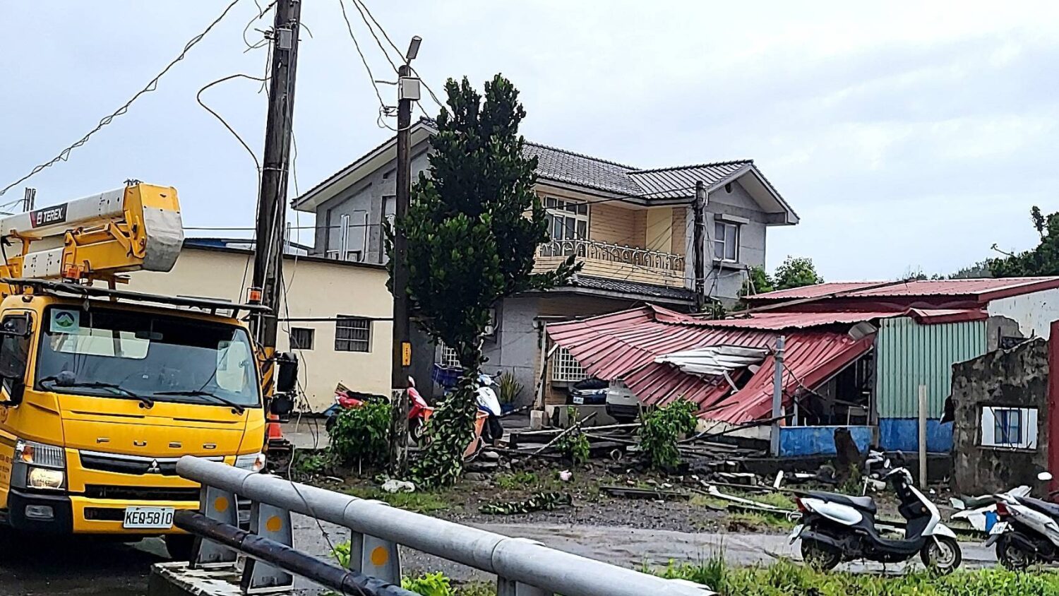 樺加沙暴風襲台 台東近5千戶停電台電力拼今晚全面復電 樺加沙暴風襲台 台東近5千戶停電台電力拼今晚全面復電