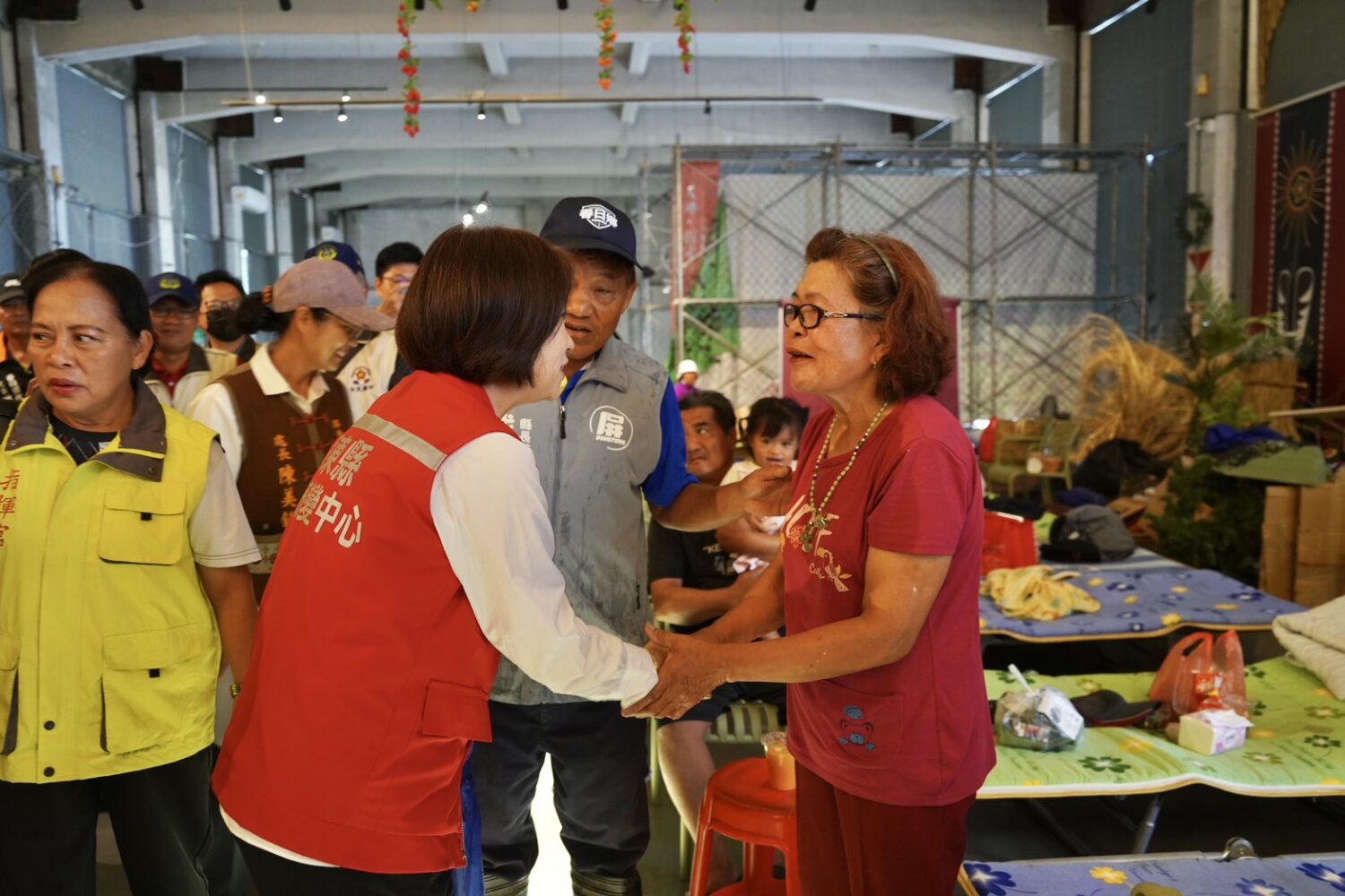 屏縣府安置收容286人 周春米縣長赴春日鄉慰問族人