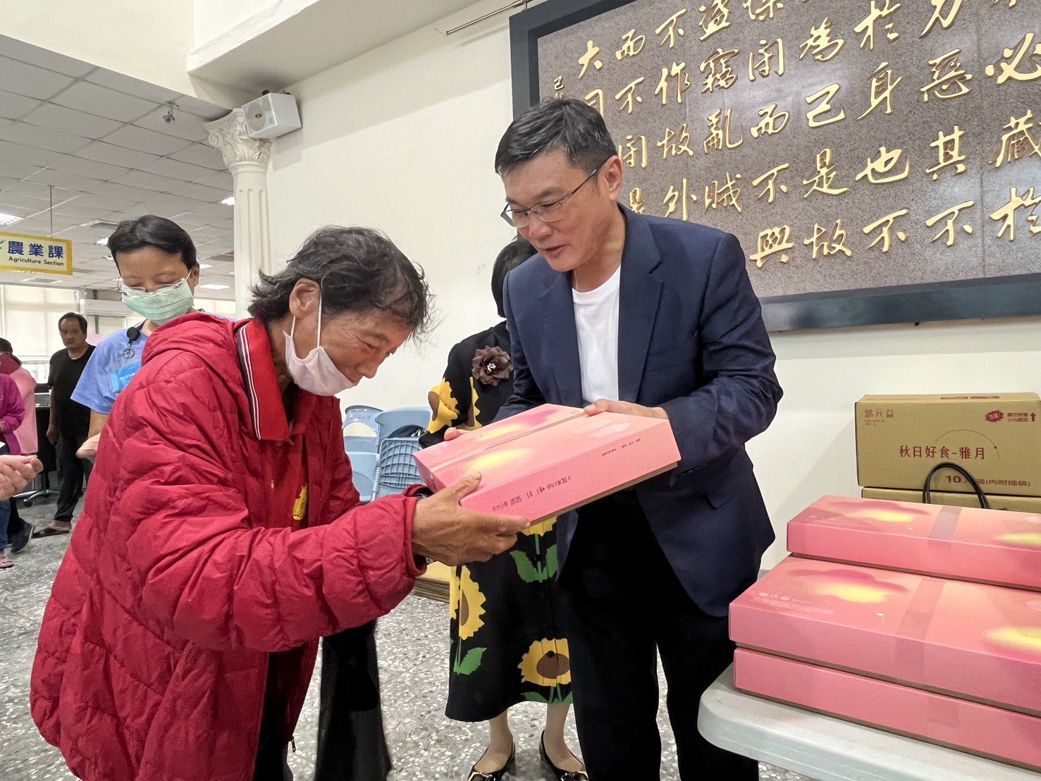 秀和基金會傳愛中秋　捐贈月餅禮盒關懷鹿港獨居長者