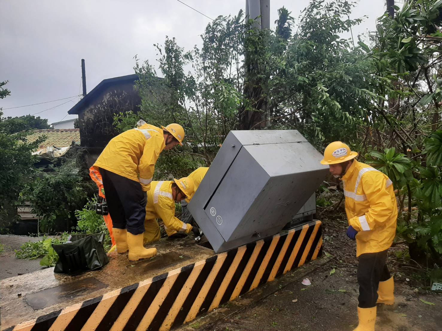 台電台東區處奮戰強颱第一線 積極搶修點亮萬家燈火 台電台東區處奮戰強颱第一線 積極搶修點亮萬家燈火