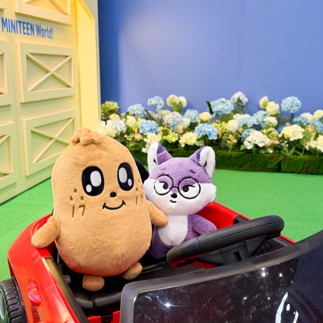 新光三越高雄左營店打造SEVENTEEN官方角色快閃店登場