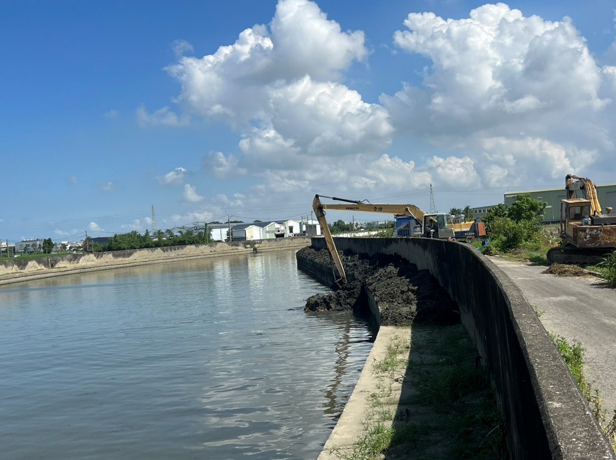 強化防洪韌性 水利局加強清淤典寶溪梓官河段 強化防洪韌性 水利局加強清淤典寶溪梓官河段