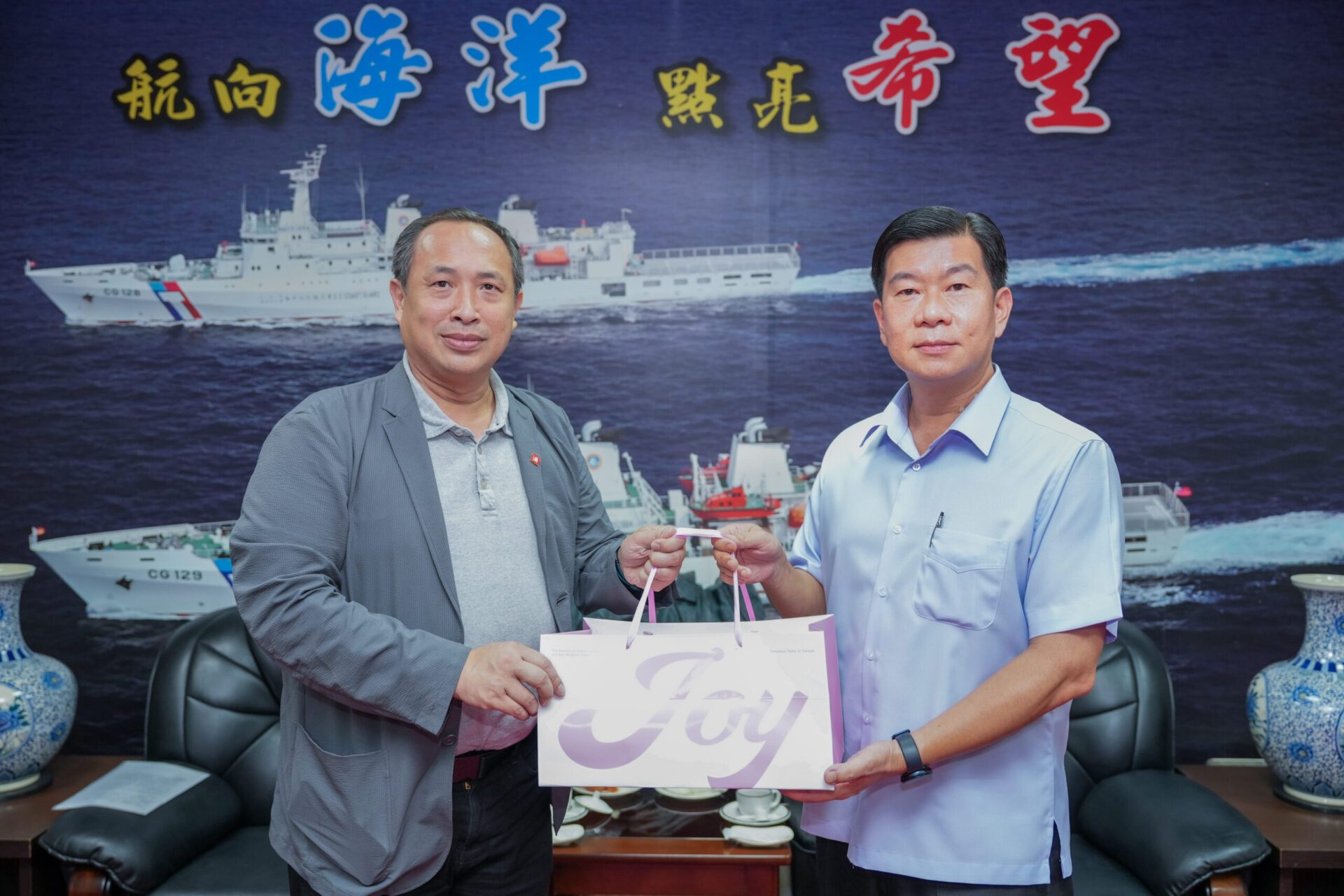 失聯無人船順利尋獲 企業贈海巡北部分署中秋禮盒