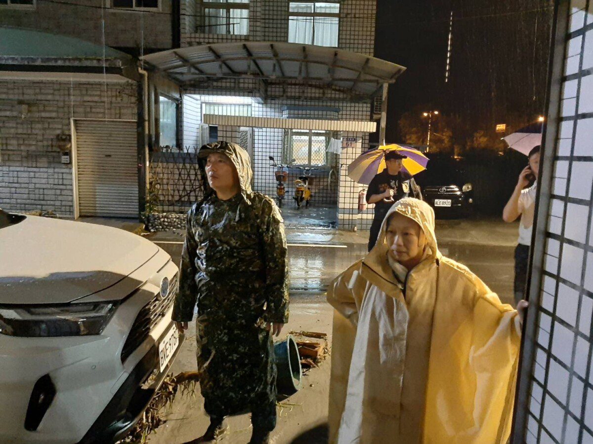 花蓮縣長徐榛蔚坐鎮光復鄉 啟動緊急應變 加速清淤搶通道路