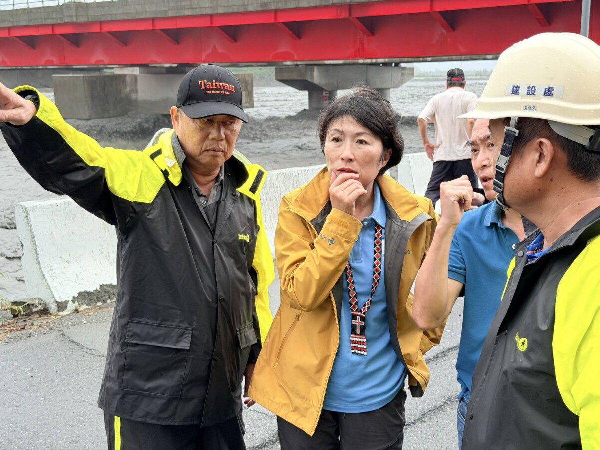 強颱帶來豪雨造成台東多處河川暴漲 饒縣長親往太麻里溪關心了解