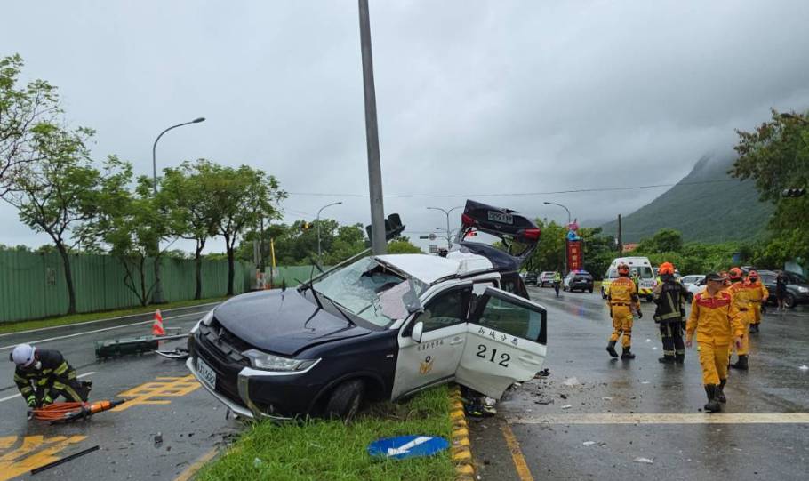 花蓮警車押解犯人自撞分隔島 1通緝犯命危 2員警受傷
