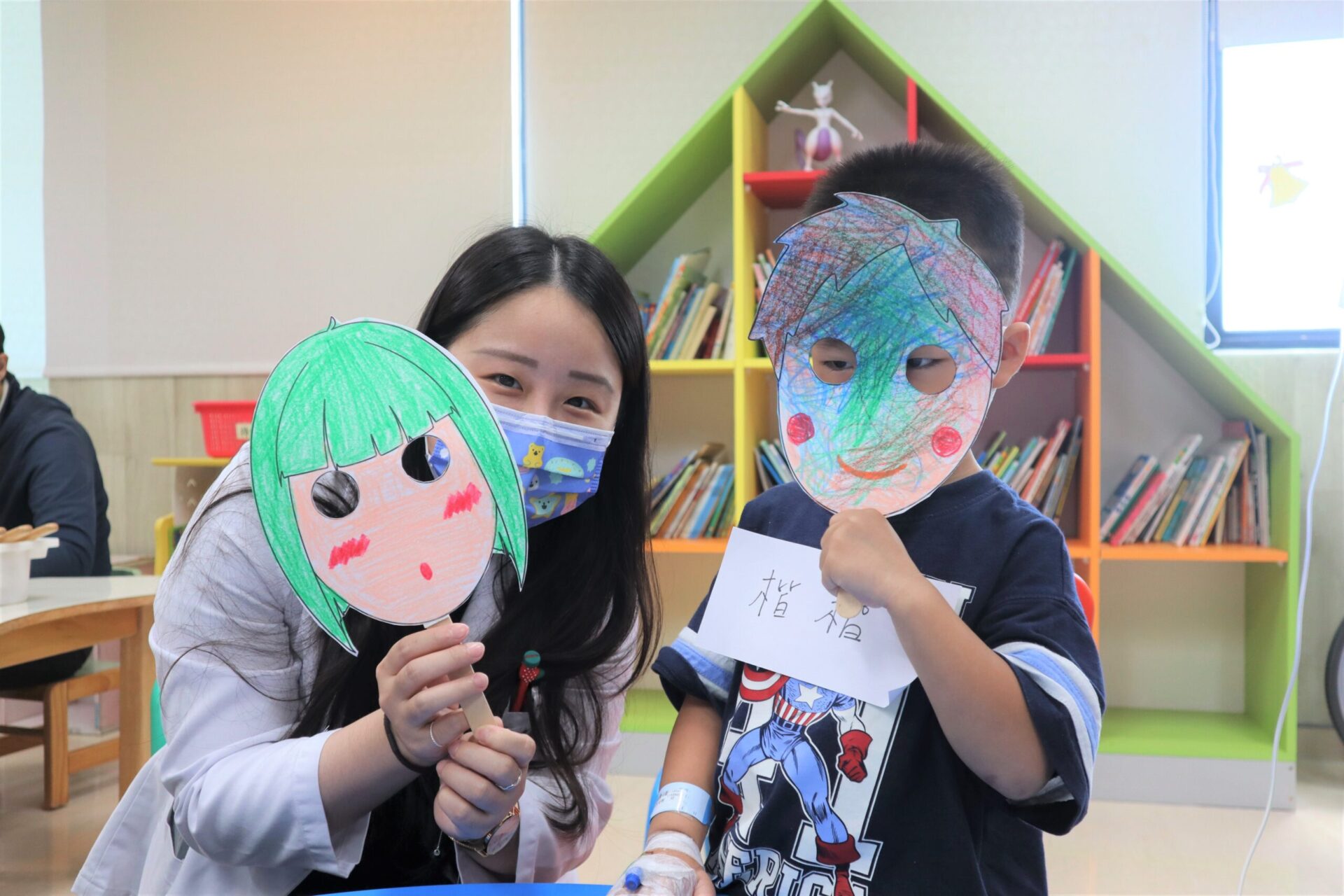 桃園醫院攜手八德親子館 「玩具故事車」陪伴病童歡笑