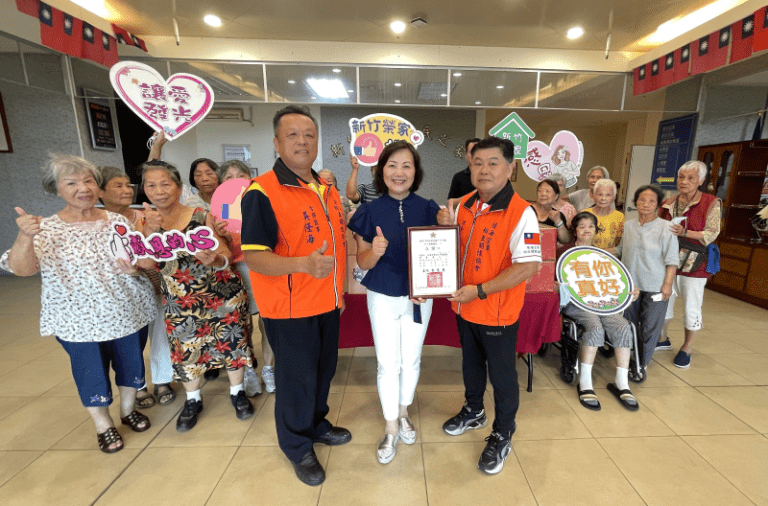 中秋前夕關懷榮民 陸海空軍相互關懷協會捐贈愛心物資 中秋前夕關懷榮民 陸海空軍相互關懷協會捐贈愛心物資