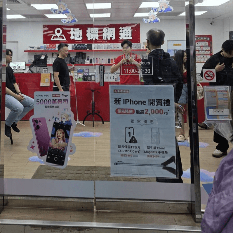 路人驚見Joeman下海賣手機！網笑瘋「奢華店員」「根本金秀賢！」