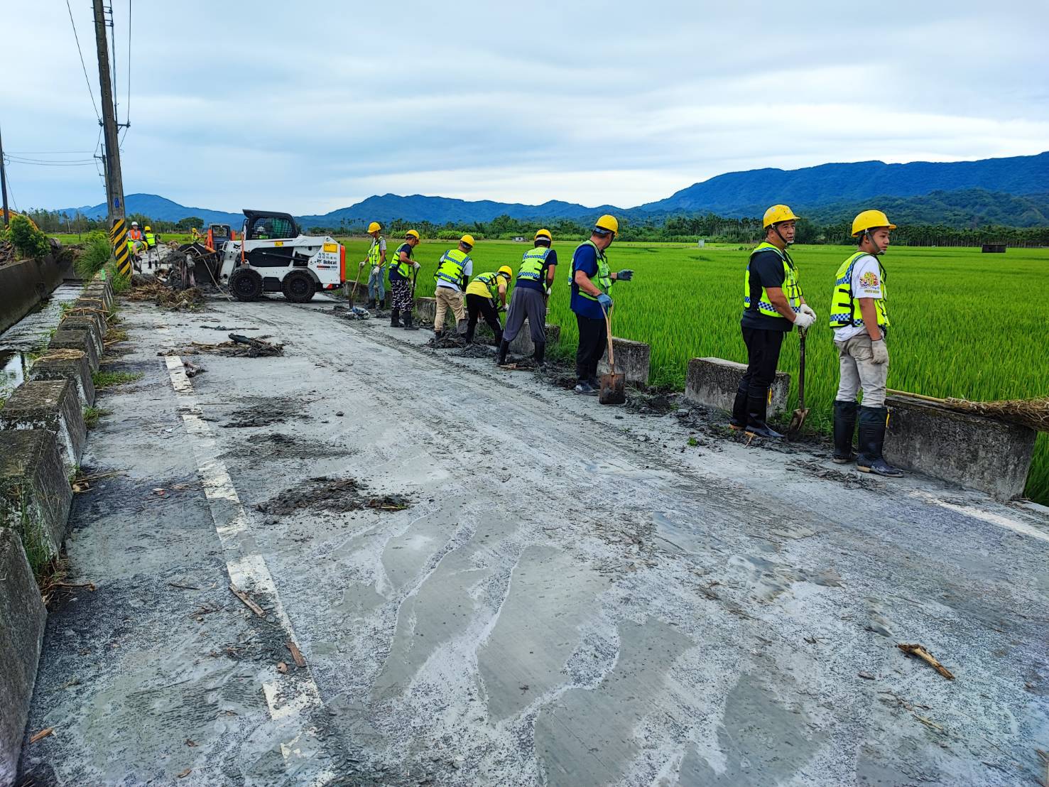 整條路段大約2.3公里，目前經過基隆市救災隊的協力合作，已清理路段大約搶通了一半，讓大家的看到重建的希望。