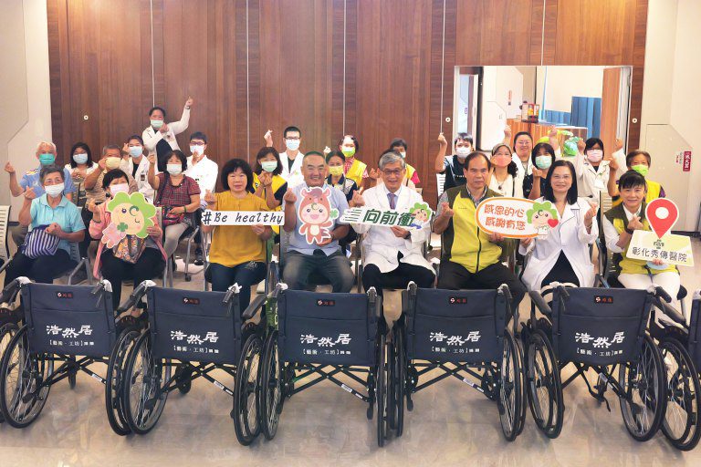 陶藝家林煙朝感念秀傳貼心服務　捐贈50部輪椅回饋醫院