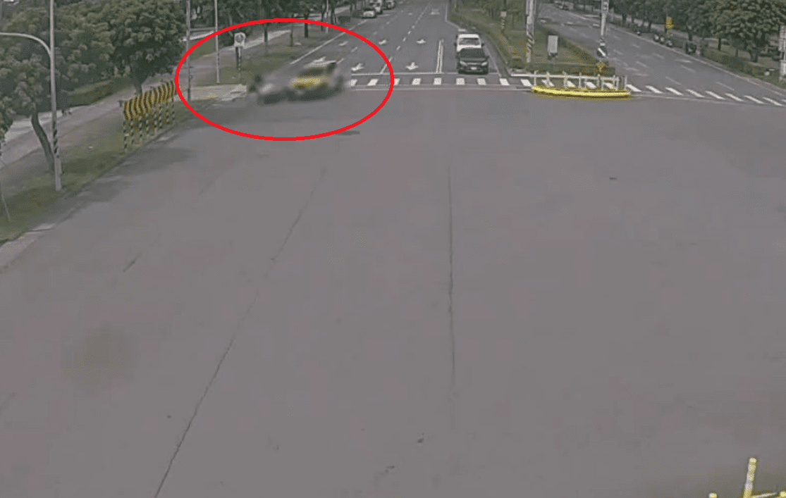 【有片】八德男騎士酒駕闖紅燈 撞計程車身亡