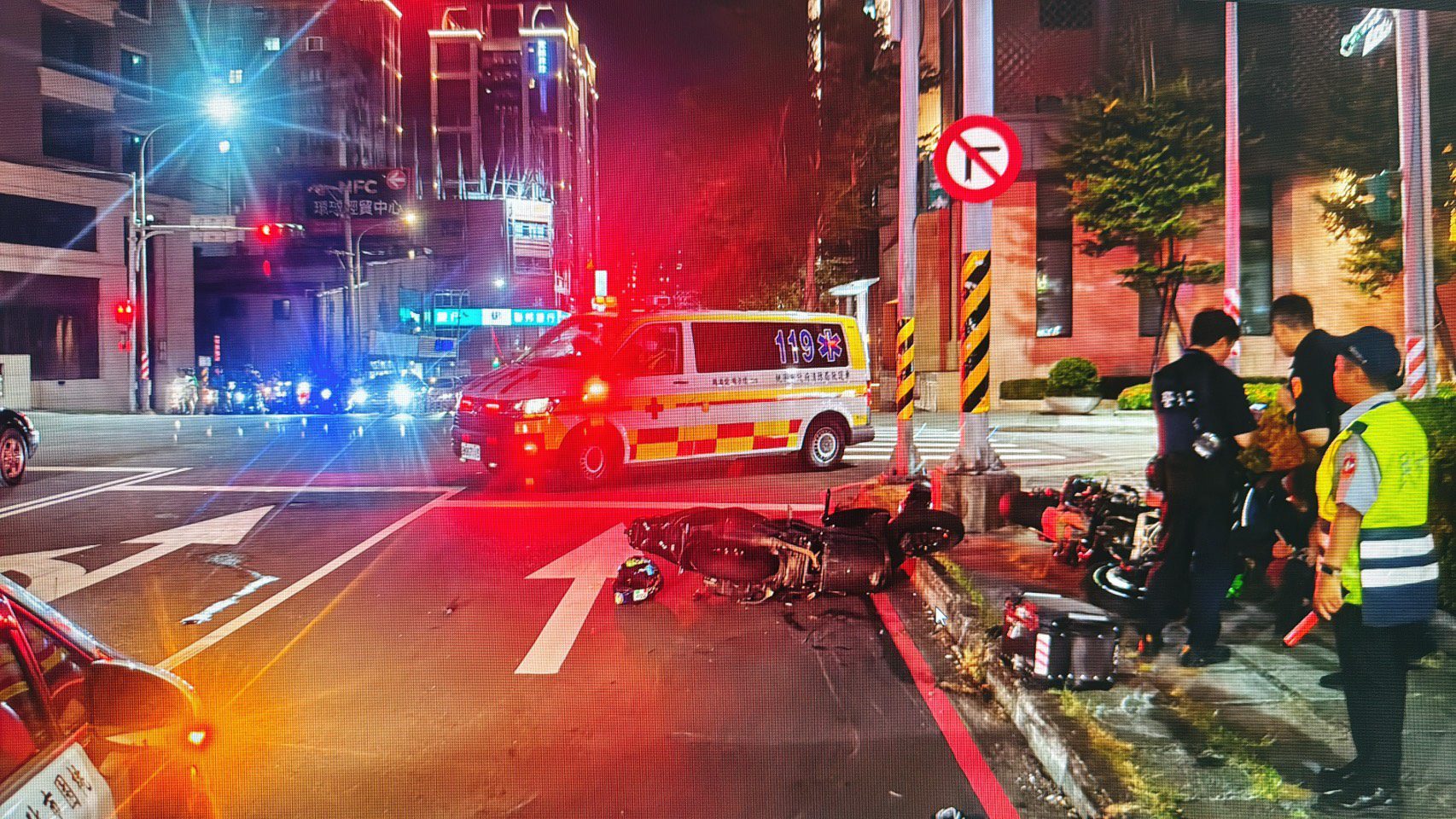 蘆竹機車、重機路口相撞!騎士倒地慘掛彩 蘆竹機車、重機路口相撞!騎士倒地慘掛彩