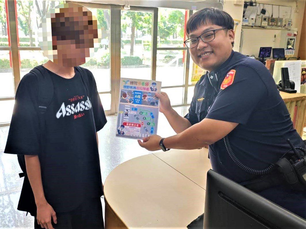 耳機遺落計程車　八掌警積極熱心助尋回