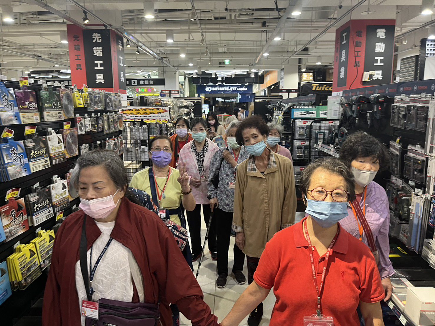 北榮桃分院「桃喜居」帶失智長輩走進商場 實踐活躍老化 北榮桃分院「桃喜居」帶失智長輩走進商場 實踐活躍老化