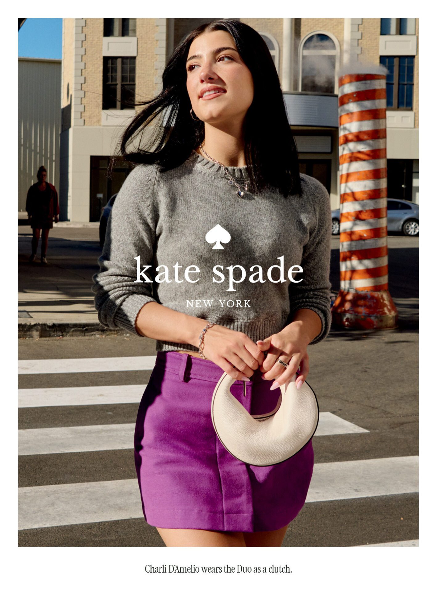 KATE SPADE NEW YORK 最新廣告活動「SPARK SOMETHING BEAUTIFUL」,除了經典 Z 世代「DUO」手袋、ICE SPICE 和 CHARLI D’AMELIO 回歸,也邀請 LAUFEY 出席 KATE SPADE NEW YORK 最新廣告活動「SPARK SOMETHING BEAUTIFUL」,除了經典 Z 世代「DUO」手袋、ICE SPICE 和 CHARLI D’AMELIO 回歸,也邀請 LAUFEY 出席
