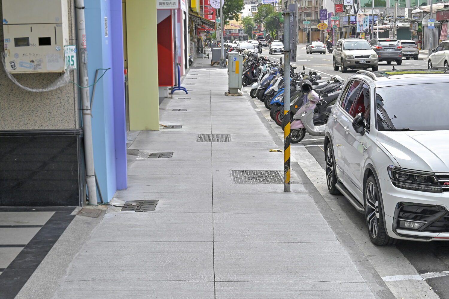 高雄瑞豐夜市旁裕誠路、勝利國小前南屏路人行道換新 步行更平坦舒適