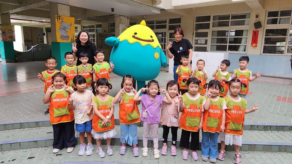 埔里鎮立幼兒園送新制服　家長小孩都開心