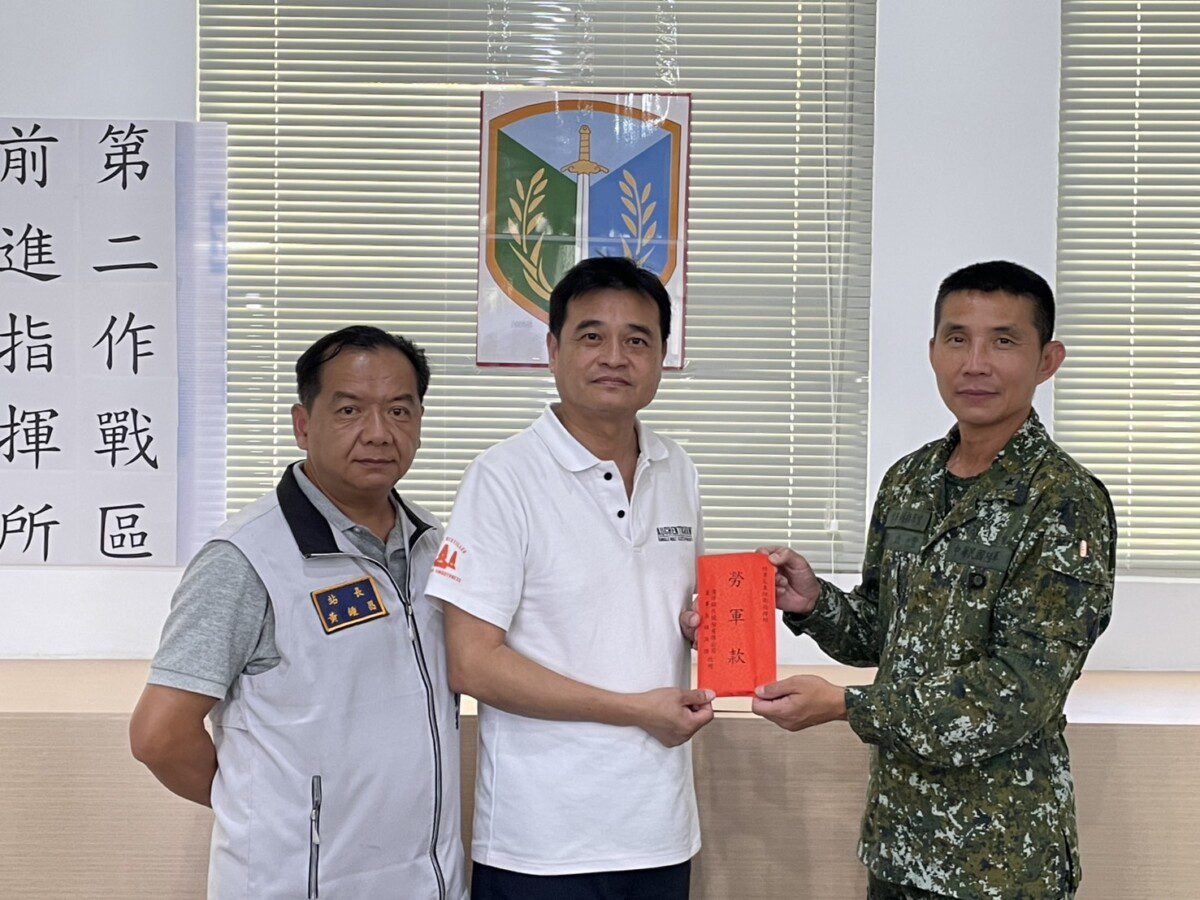 海洋鋸片公司韓英傑董事長伉儷攜手軍人服務站慰問協助救災官兵 海洋鋸片公司韓英傑董事長伉儷攜手軍人服務站慰問協助救災官兵