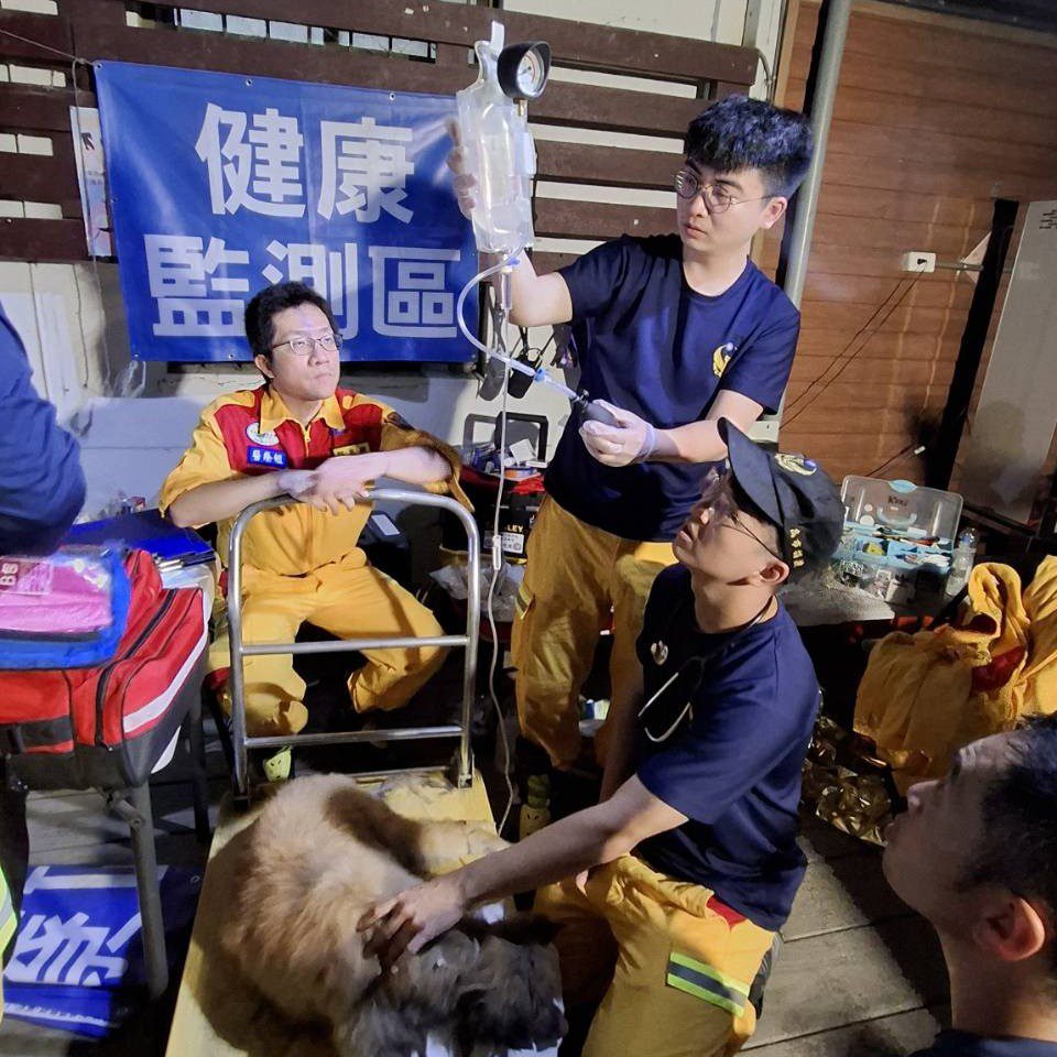 高雄消防局特搜隊,成功助深陷泥濘犬隻脫困 高雄消防局特搜隊,成功助深陷泥濘犬隻脫困