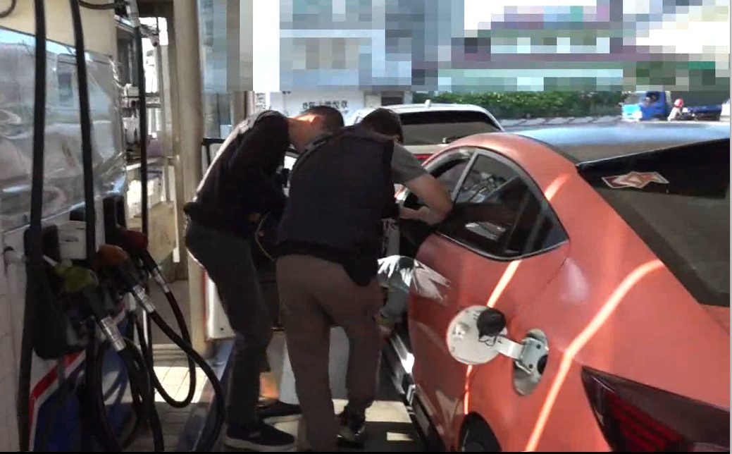 毒販開跑車進行毒品交易            偵四隊於其加油將他緝獲