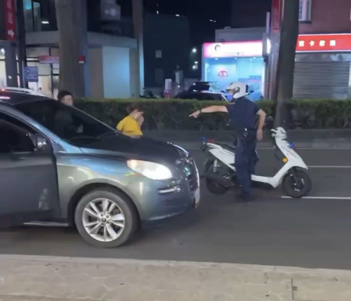 【有片】桃園自小客違規左轉拒攔查 越籍男駕駛翻牆落跑