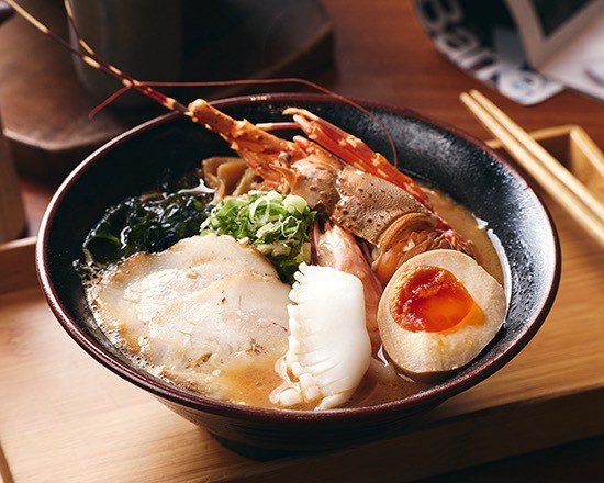 「日暮拉麵」進駐裕隆城  退役口譯官跨界開店  招牌龍蝦拉麵成葫州捷運站美食新亮點