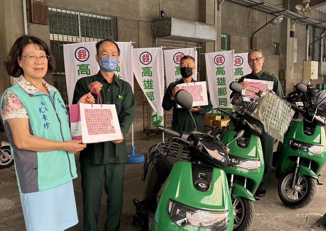 「月圓人團圓 郵愛不孤單」 高雄郵局與台灣郵政協會走遍高雄各區關懷獨居長輩