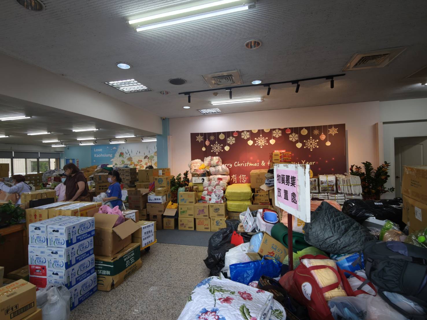 國民黨高市黨部、議會黨團發起送暖花蓮行動 中評委捐百萬獻愛心應 國民黨高市黨部、議會黨團發起送暖花蓮行動 中評委捐百萬獻愛心應