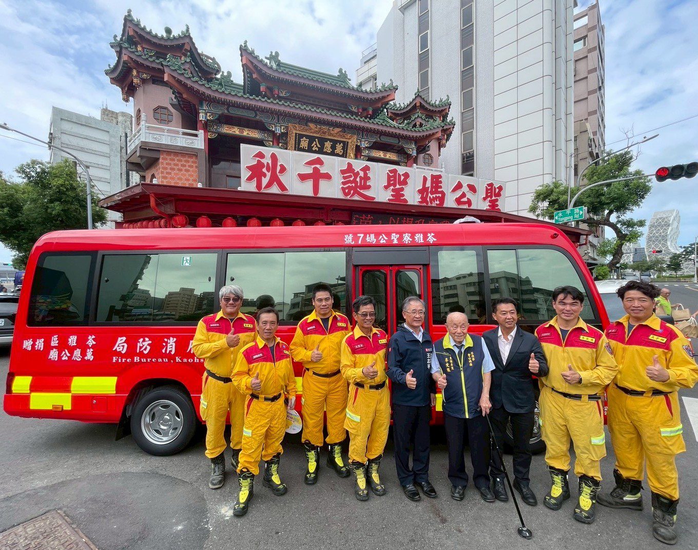 守護市民安全  萬應公廟捐21人座巴士強化高雄消防戰力